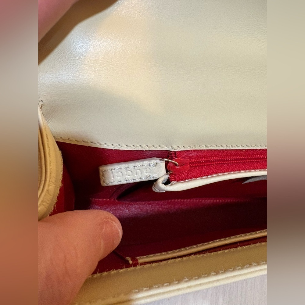 Gucci cream padlock bag with gold Accents. With box and dust bag . - Picture 9 of 16